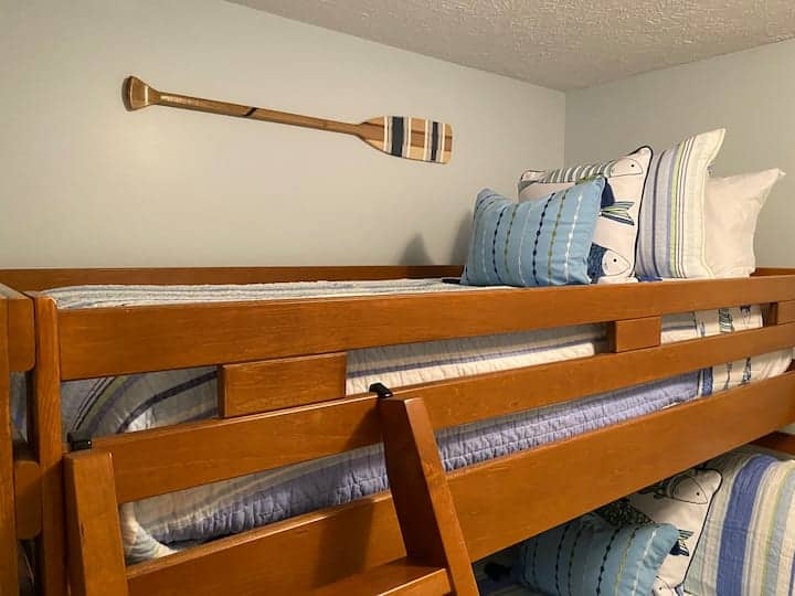 Deux lits jumeaux au niveau inférieur sur un grand lit superposé