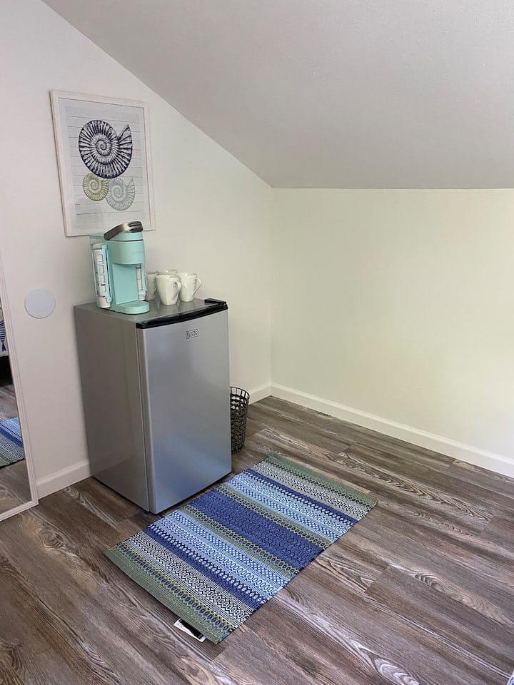 Keurig et mini-réfrigérateur dans le loft du garage