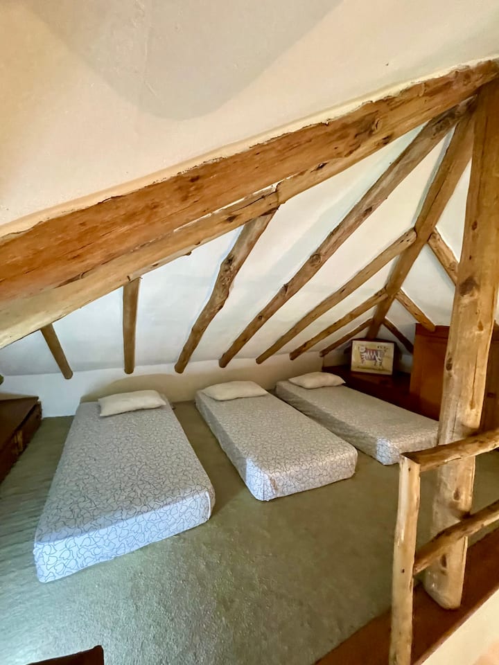 Este es uno de los espacios más acogedores de la cabaña, es el solar con acabados en madera muy especiales y acogedor para compartir y descansar en compañía.
