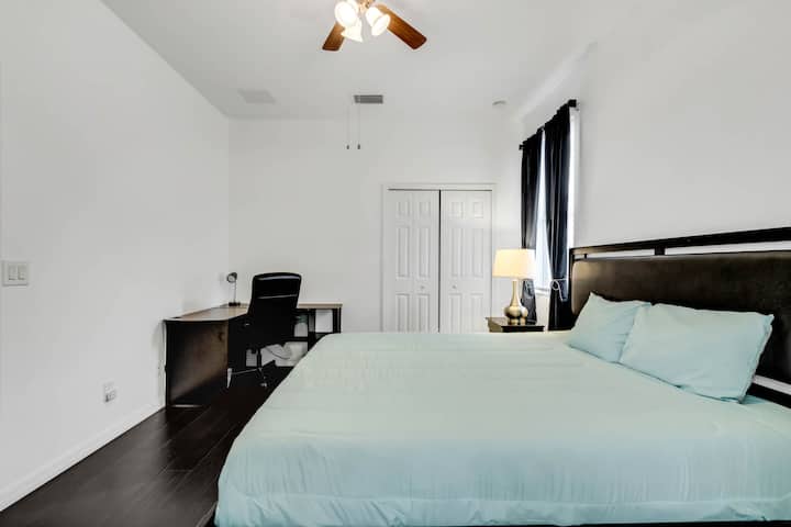 2号卧室Jr.主卧套房，带套内卫生间，可通往泳池