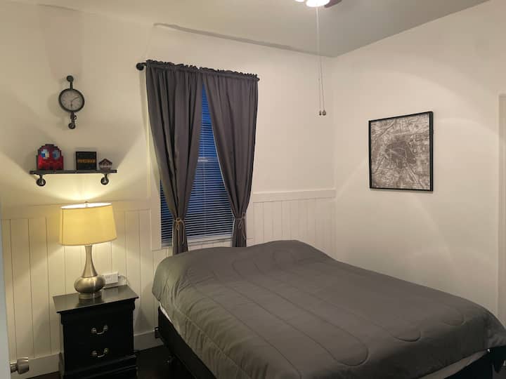 3号卧室配备标准双人床，房间内配备电视