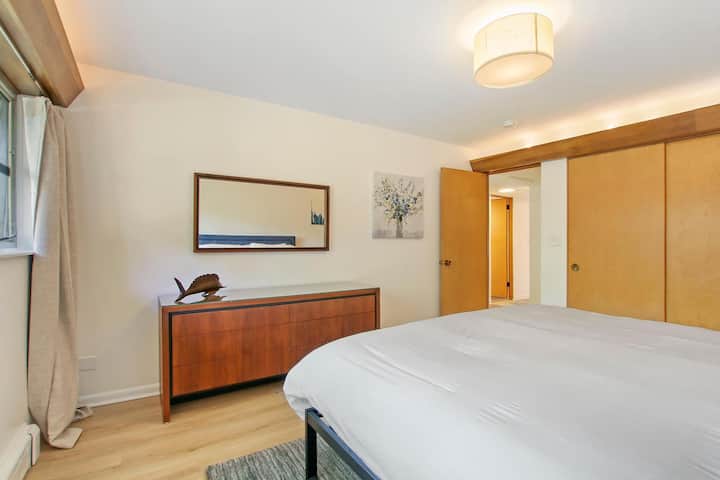 ห้องนอนที่สองยังมาพร้อมกับเตียงคิงไซส์ที่กว้างขวางและหน้าต่างที่กว้างขวางพร้อมม่านทึบแสง