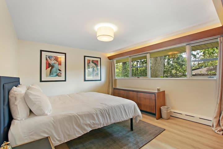 ห้องนอนแรกมาพร้อมเตียงคิงไซส์กว้างขวางและหน้าต่างที่กว้างขวางพร้อมม่านทึบแสง