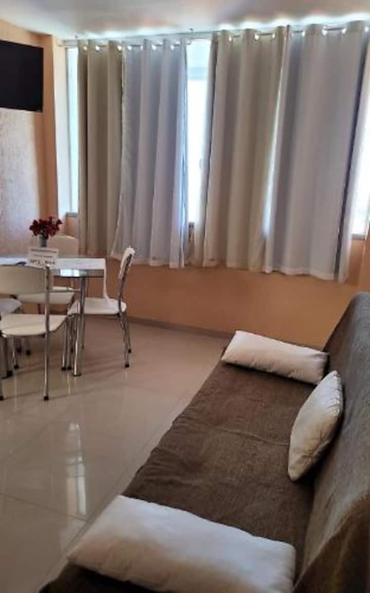 سالا، مع طاولة من 4 كراسي، 
أريكة دي 03 لوجاريس ه 2 لوجار
تلفزيون ذكي 32 /قناة مفتوحة بسيطة
مروحة سقف.
wifil