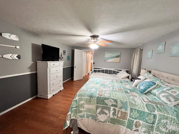 Téma plážového/ jazerného domu primárnej spálne.