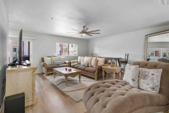 Newly Luxury Condo Oasis
