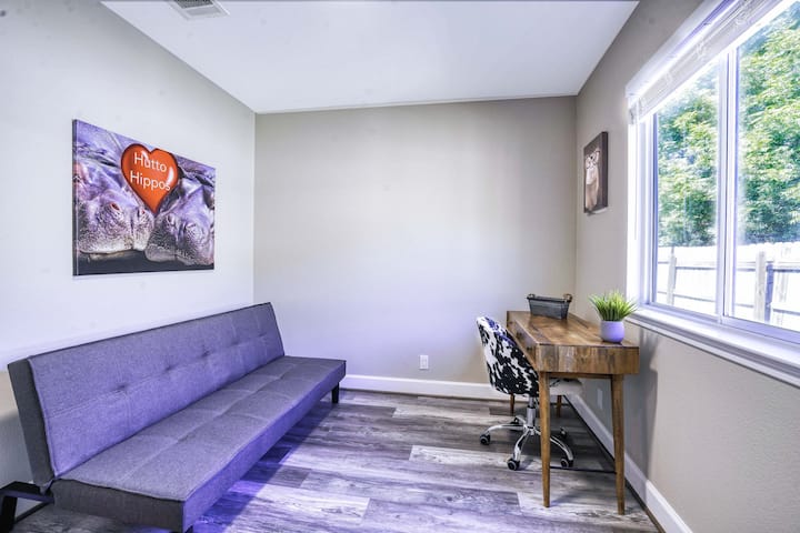 Questo ufficio è ideale per lavorare un po', pianificare sul divano o trasformare questa stanza in un letto singolo. 