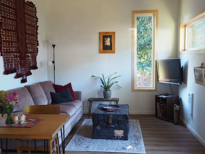 Unique Private Cottage Steps From The River - Courtenay, BC, Canada
