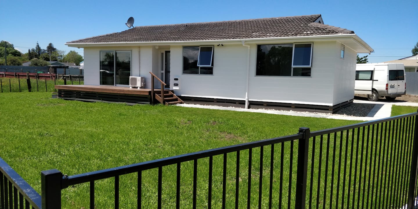 Cosy 3 Bedroom Home With Outdoor Dinning 1