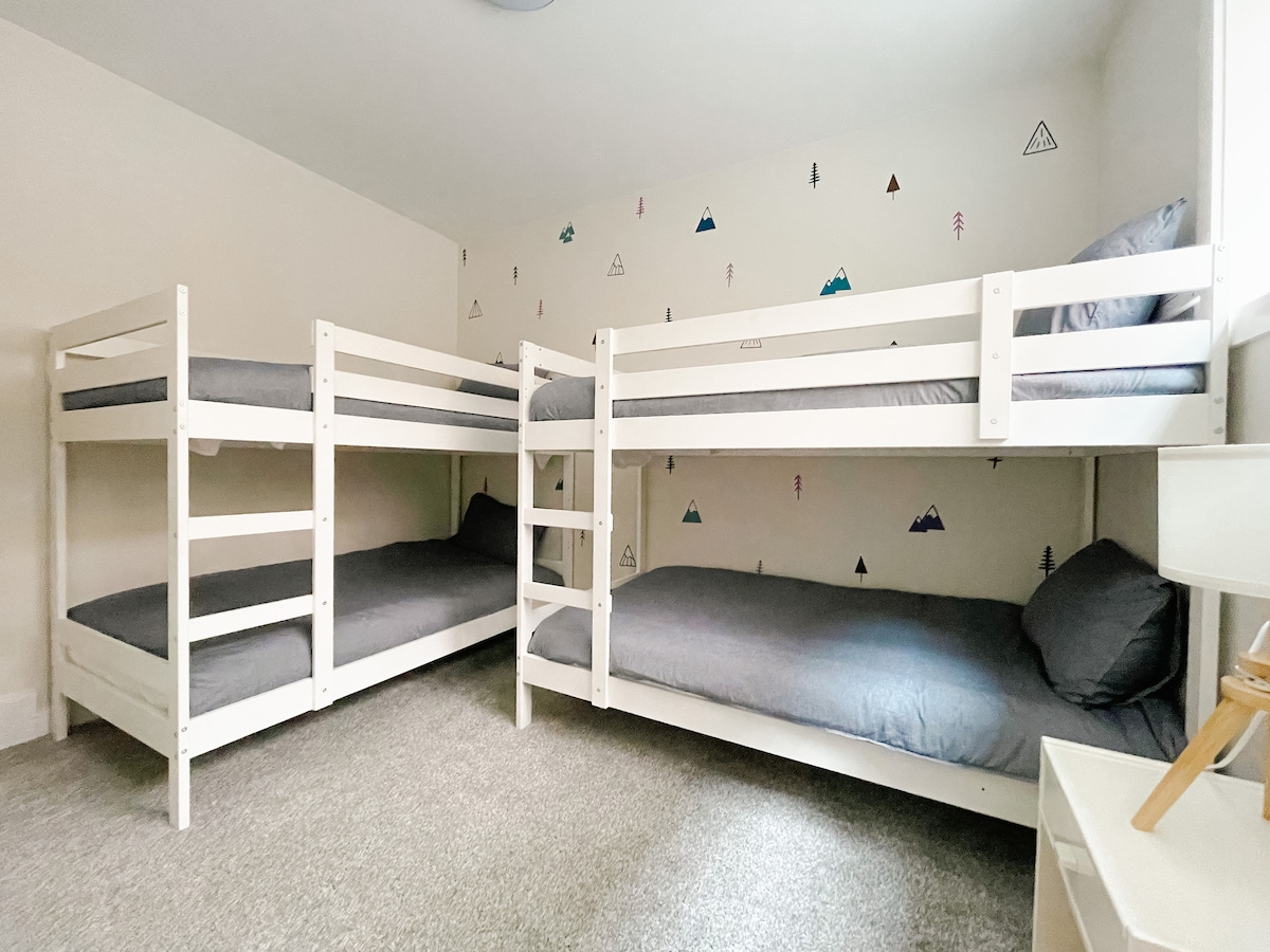 Spodná poschodová izba so spaním pre štyroch.