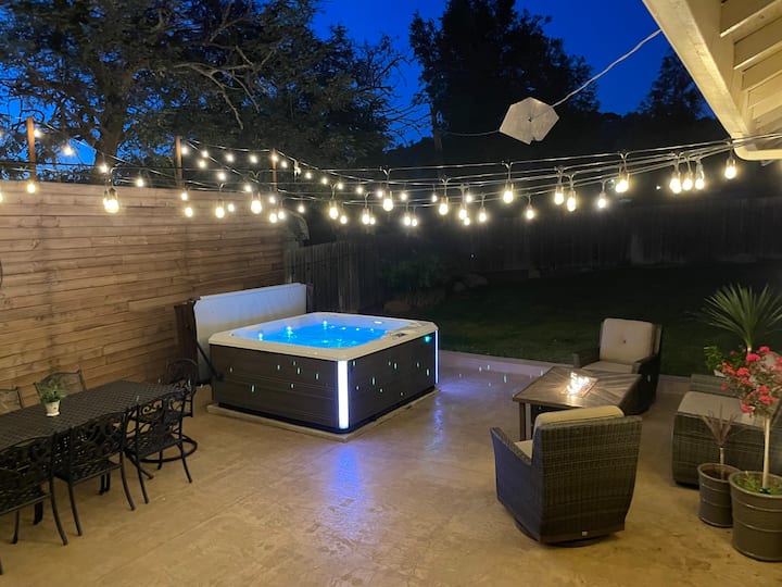 The Rocks gourmet kitchen, hot tub, luxury home Houses for Rent in