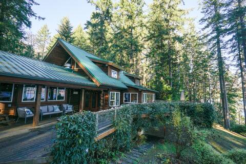 Stunning Waterfront Cabin on Hood Canal w/ Hot Tub
