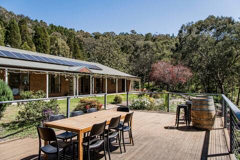 Omaroo: A Homestead Escape amongst Rolling Hills