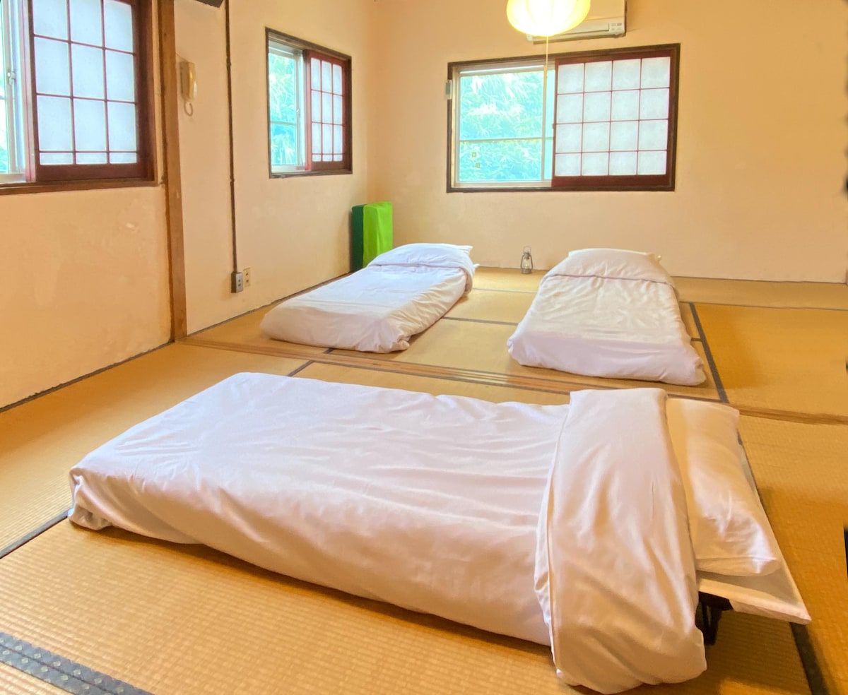 Despiértate con el canto de los pájaros.　De abril a octubre, la cubierta de la ropa de cama que está unificada en blanco es siempre refrescante.
