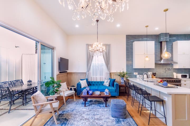 Modern Designer Home w Hot Tub – Villa Pearl