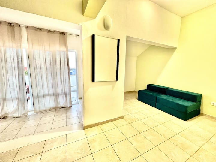 Kjo është dhoma e ndenjjes e apartamentit numër 8 në papafingo të shtëpisë më të madhe të apartamenteve