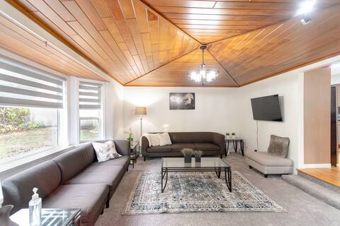 Spacious & Modern by the Beach ~ King & Queen Beds