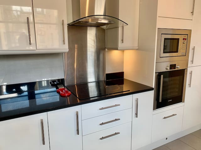 Well positioned 2 bedroom upscale Belgravia flat gallery image 5