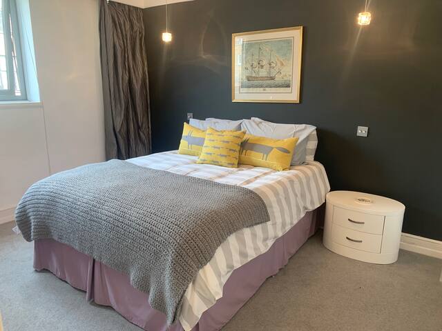 Well positioned 2 bedroom upscale Belgravia flat gallery image 3