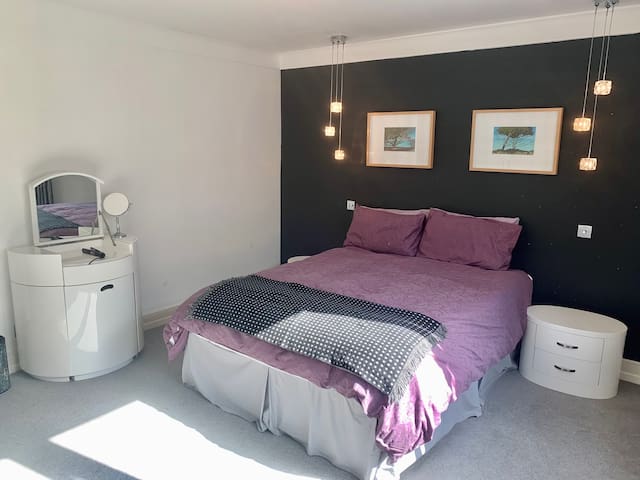 Well positioned 2 bedroom upscale Belgravia flat gallery image 2