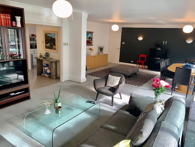 Well positioned 2 bedroom upscale Belgravia flat