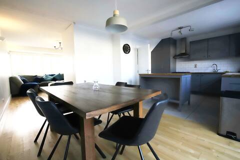 Spacious 4 bedroom home with Parking+ City access