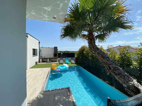 Superb single-storey villa with swimming pool