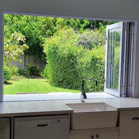 Cheerful 2 bedroom home with outside braai area