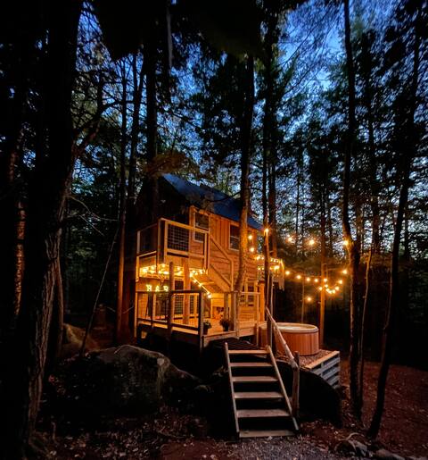 Treehouse With Hot Tub Close to Sunday River!
