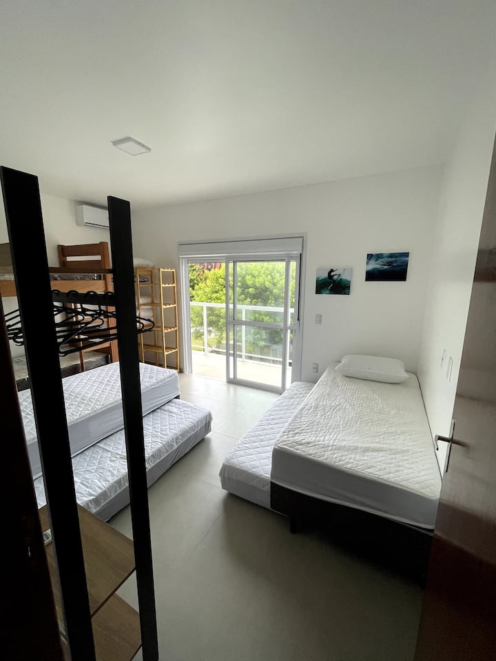 ห้องพักขนาดใหญ่ มีอากาศถ่ายเทสะดวกและมีเครื่องปรับอากาศ พร้อมเตียงนอนและตู้เสื้อผ้าที่สะดวกสบาย ออกแบบมาเพื่อให้มั่นใจว่าจะได้พักผ่อนอย่างเต็มที่ในยามค่ำคืน สิ่งสำคัญ: ต้องนำผ้าปูที่นอนและผ้าขนหนูมาด้วย เงื่อนไขนี้เป็นส่วนหนึ่งของข้อเสนอของที่พัก