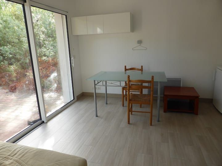 Шестата спалня е в самостоятелно студио с бани и кухня. Намира се на 15 м от къщата.