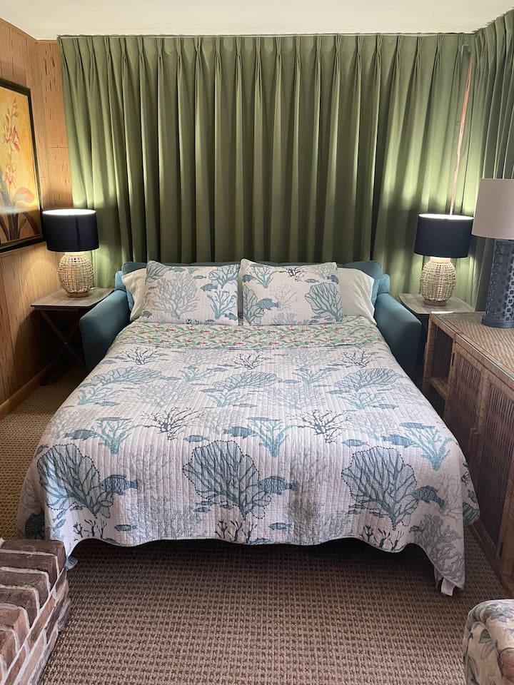 חדר שינה 5.
כרית קווין סייז.
טלוויזיה חכמה, כיבוי אש.

שטיח ברבר