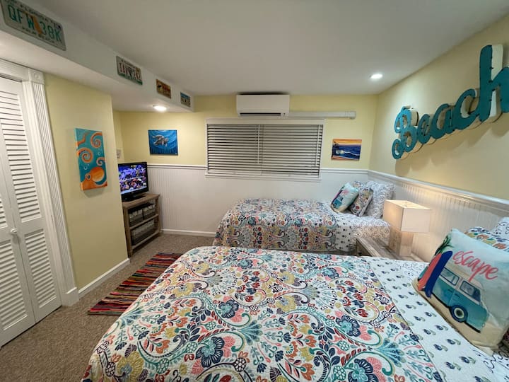 חדר שינה 4.
2 מיטות זוגיות עם כריות XL.
טלוויזיה חכמה, שטיח ברברי.
