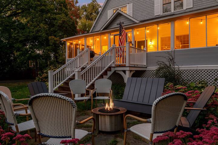 Americana Beach House in Heart of Cottagewood USA gallery image 4