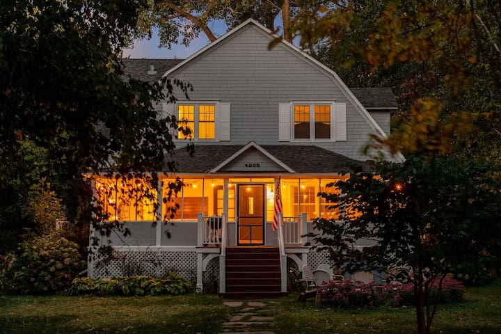 Americana Beach House in Heart of Cottagewood USA gallery image 2