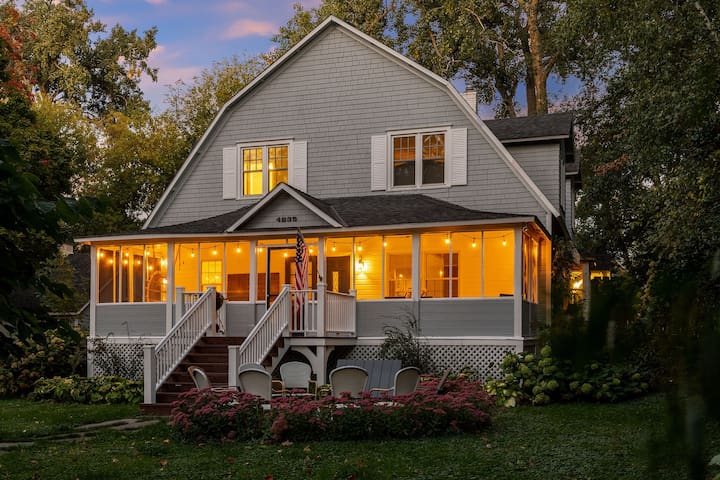 Americana Beach House in Heart of Cottagewood USA