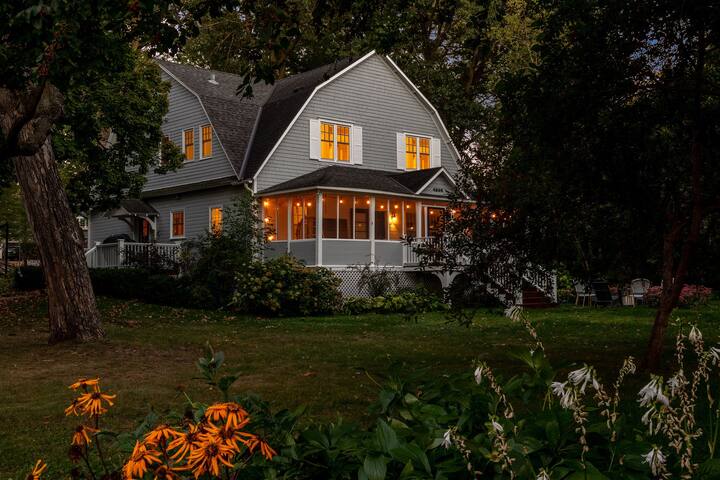 Americana Beach House in Heart of Cottagewood USA gallery image 3