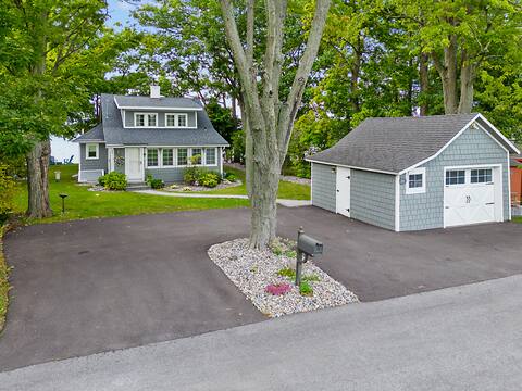 All-Season Waterfront Cottage in Owasco Lake