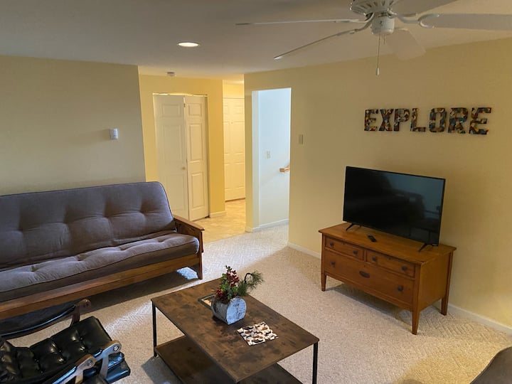 חדר משפחה בקומת הכניסה עם 2 פוטונים בגודל מלא. 