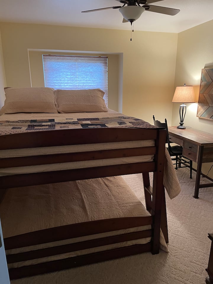 חדר שינה. מקום נהדר לחברי הקבוצה הצעירים שלכם לנוח.  בחדר הזה יש גם חלל עבודה ייעודי לאנשים שצריכים לסיים את שיעורי הבית או להתעדכן באימיילים!