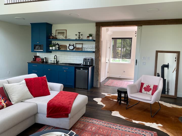 Adorable One Bedroom with Lake Views