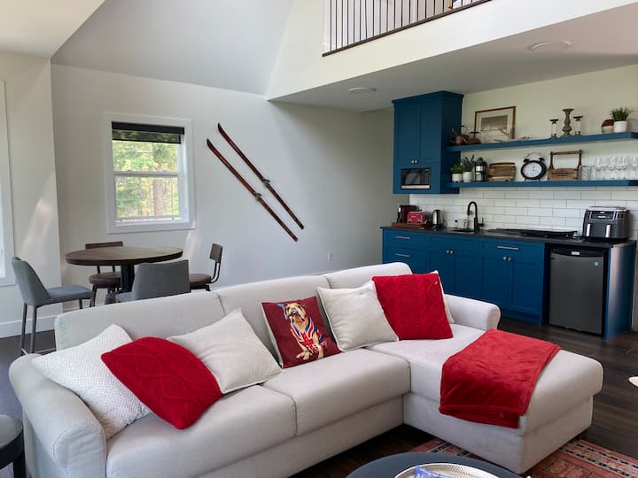 Adorable One Bedroom with Lake Views