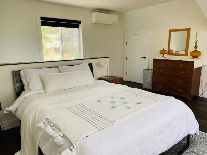 Adorable One Bedroom with Lake Views