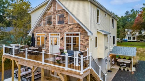 Luxury Family Retreat, Hot Tub, Game Rm, Lake/Pool