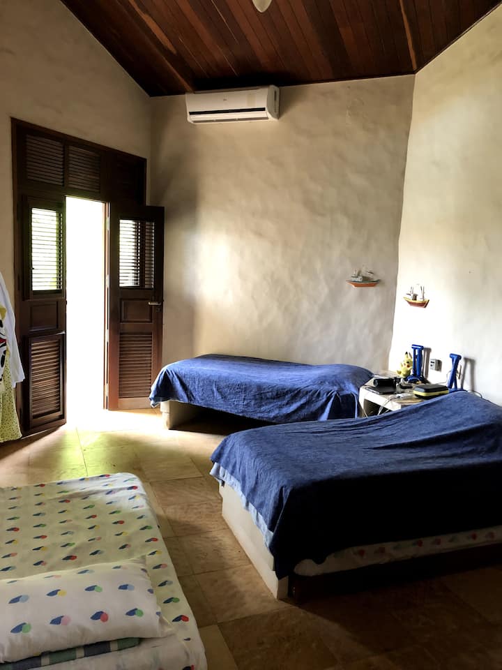 בסוויטה 1 יש שתי מיטות ושתי מיטות מתקפלות, מרפסת המשקיפה על הבריכה, פיצול, שני ארונות מובנים, מאוורר תקרה 