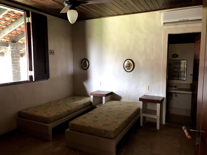 בסוויטה 3, יש 2 מיטות ושתי מיטות ביולוגיות, שני ארונות מובנים, פיצול, מאוורר תקרה ומרפסת.