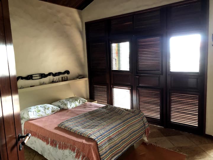 סוויטת הורים עם מרפסת לבריכה, נוף בתוך הבית ליד ביתן על המרפסת, ארון, מיזוג אוויר מפוצל, מאוורר תקרה, ערסל בתוך החדר ועל המרפסת