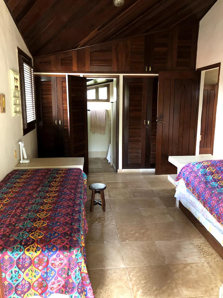 סוויטה 2 עם שתי מיטות ושתי מיטות מתקפלות, יש מרפסת, שני ארונות מובנים, מאוורר פיצול ותקרה, תאורה טבעית מאווררת ומצוינת.