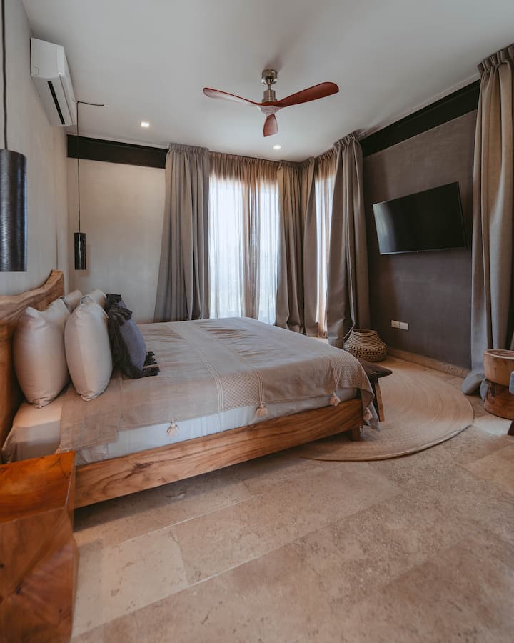 Მთავარი საძინებელი King size en suite სააბაზანოთი საშხაპით, შუშებით და შავი ფარდებით