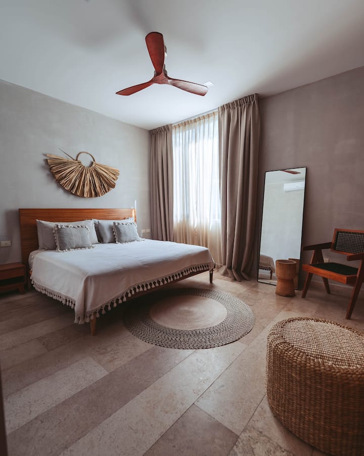 საძინებელი დიდი საწოლით, ლუქსი, სააბაზანო საშხაპით, შუშებით და ფარდებით